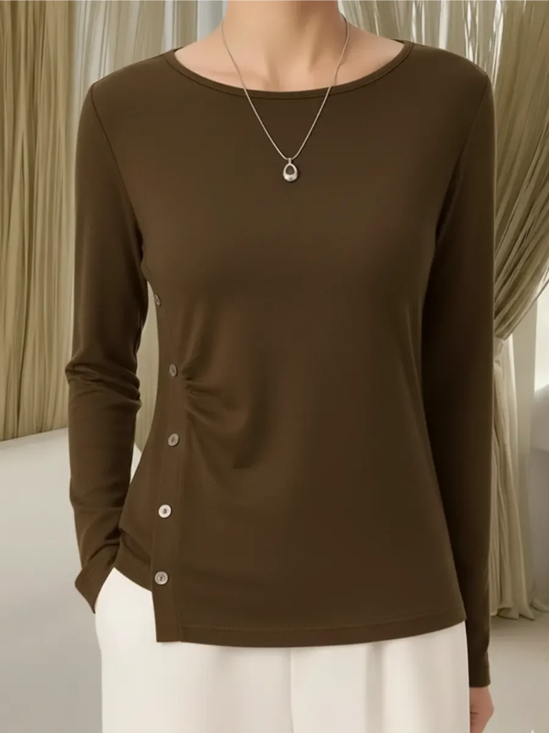 Mila – Gebreide top met subtiele knoopdetails